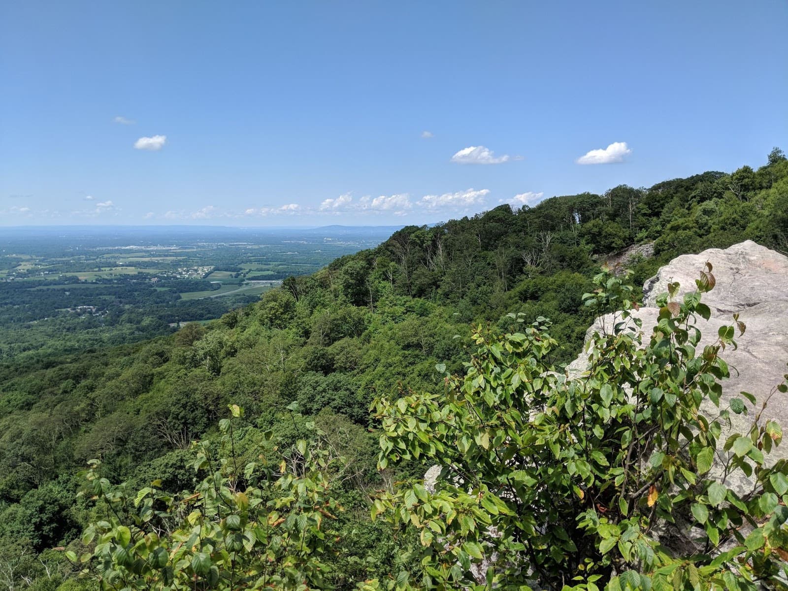 Annapolis Rock // Looking for the best hikes in Maryland? Here are our 7 favorite Maryland trails including distances, descriptions, and local tips.